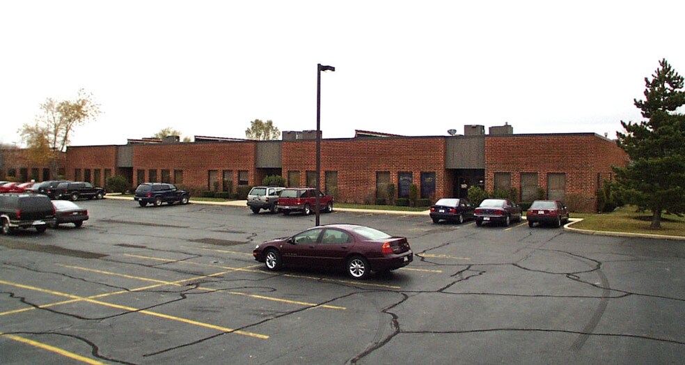 Primary Photo Of 610-642 Anthony Trl, Northbrook Light Distribution For Sale