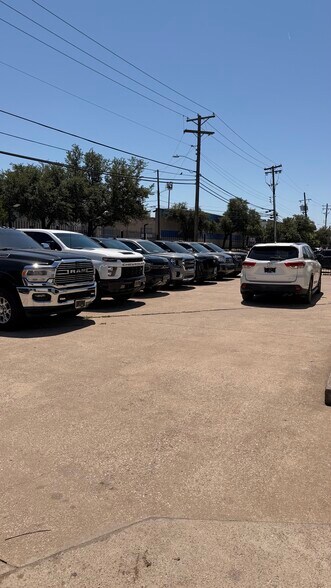 More Photos Of 11061 Shady Trl, Dallas Showroom For Lease