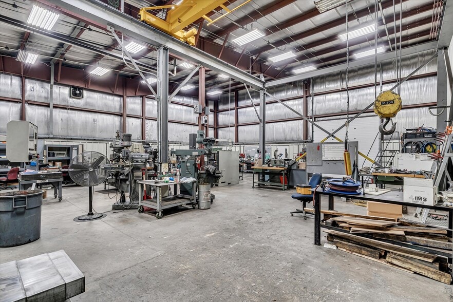 More Photos Of 202 1st St S, Kalona Manufacturing For Sale