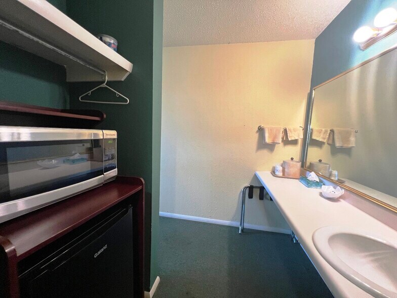 More Photos Of 1720 S Grand Ave, Cherokee Hotel For Sale
