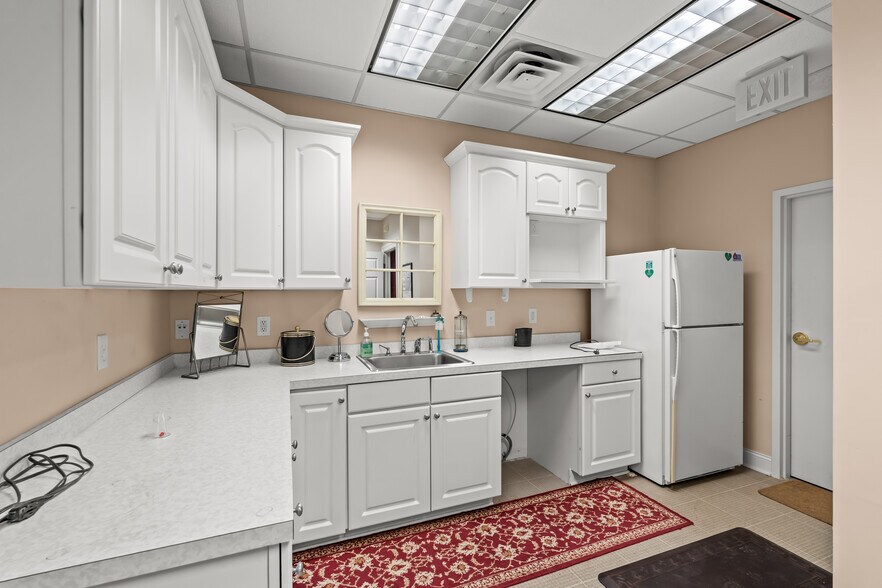 More Photos Of 1011 Lindsay St, High Point Medical For Sale