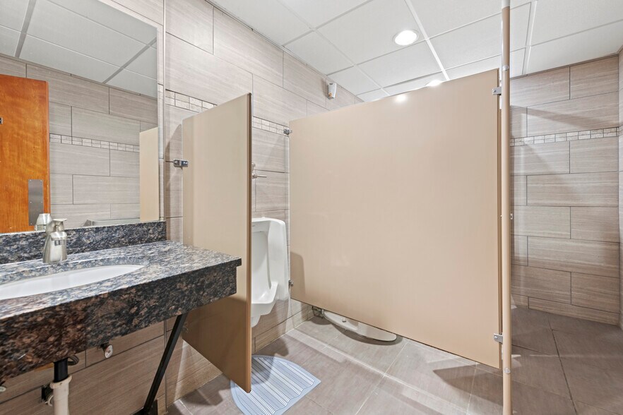 More Photos Of 28475 Greenfield Rd, Southfield Office For Sale