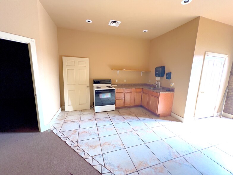 More Photos Of 802-806 Wynan Ct, Anadarko Medical For Sale