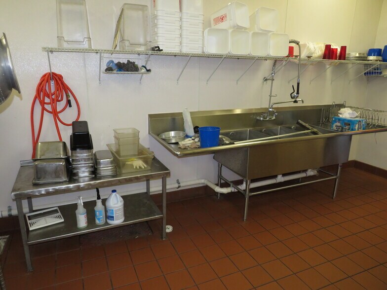 More Photos Of 403 S Main St, Wilmington Freestanding For Sale