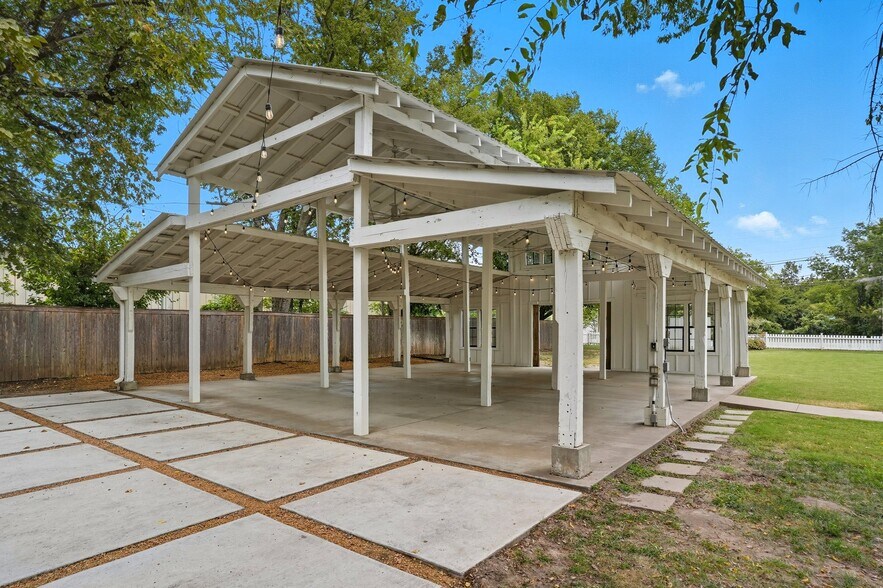 More Photos Of 924 S Main St, Broken Arrow Showroom For Sale