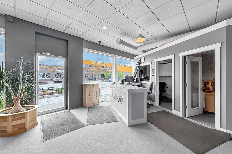 More Photos Of 2212 Ingersoll Ave, Des Moines Freestanding For Sale