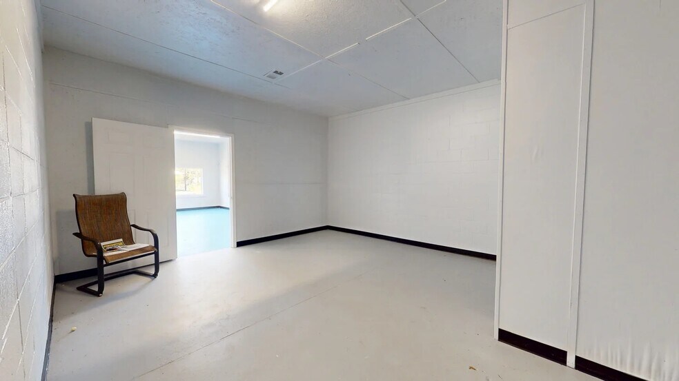 More Photos Of 3851 Harrington st, Oak Park Light Distribution For Sale