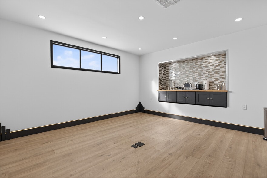 More Photos Of 703 S Main St, Burbank Showroom For Sale