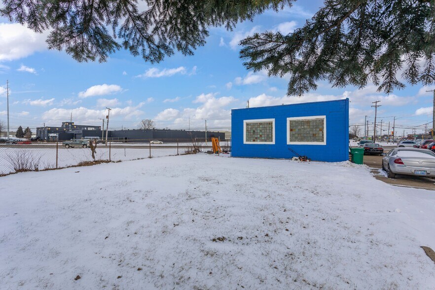 More Photos Of 25985 Groesbeck Rd, Warren Auto Repair For Sale