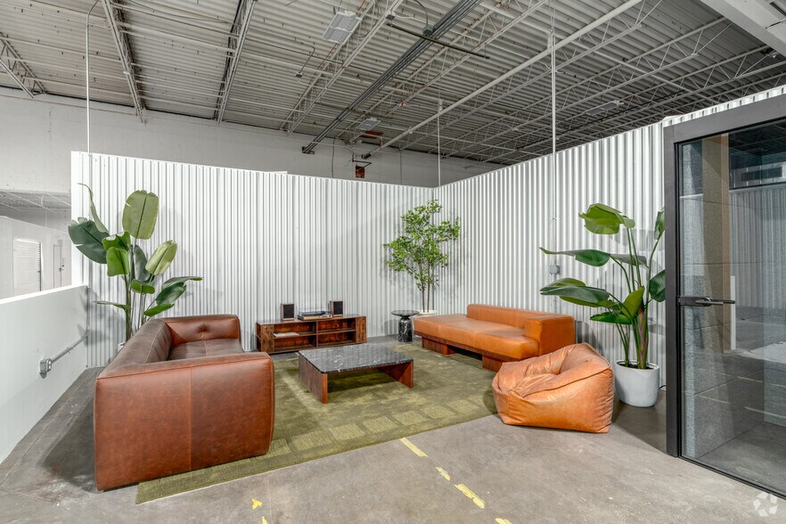 More Photos Of 900 Pressley Rd, Charlotte Warehouse For Lease