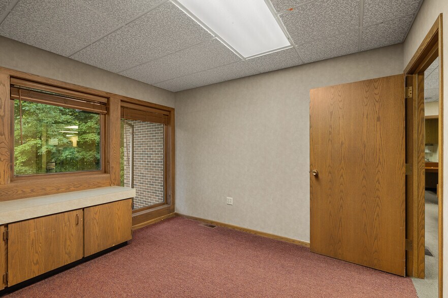 More Photos Of 370 Cline Ave, Mansfield Office Residential For Lease