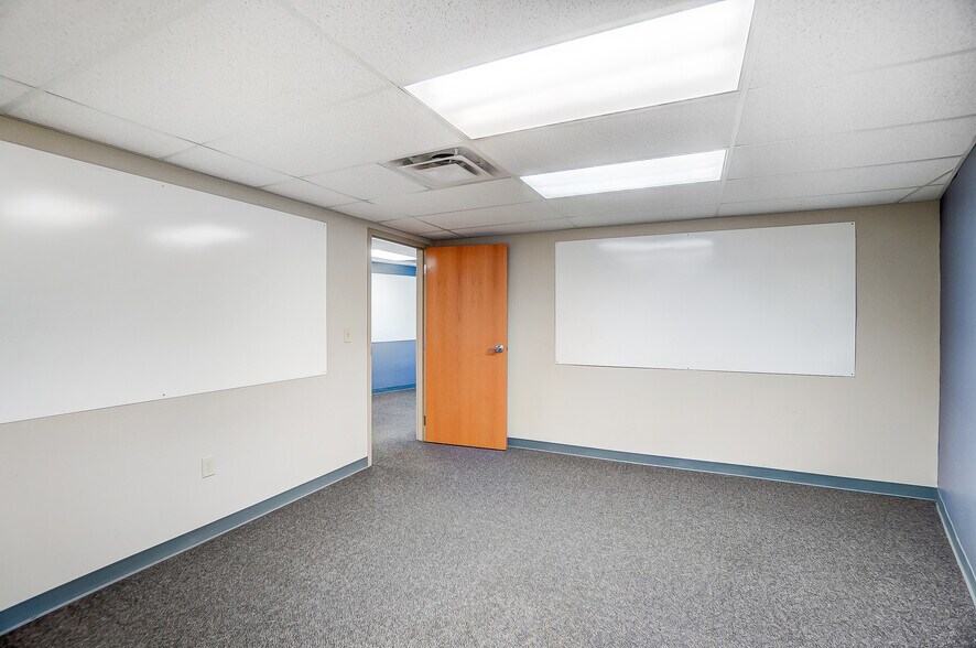 More Photos Of 3925-3927 Brotherton Rd, Cincinnati Office For Sale