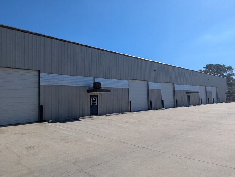 Primary Photo Of 16311-16315 Dundee Rd, Cypress Warehouse For Lease