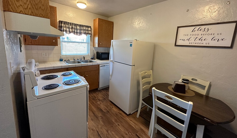 More Photos Of 787 N Central Blvd, Coquille Hotel For Sale