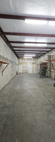 More Photos Of 1076 Business Ln, Naples Showroom For Sale