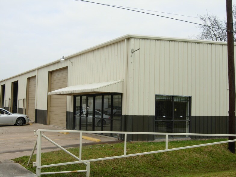 More Photos Of 7043 Satsuma Dr, Houston Warehouse For Lease