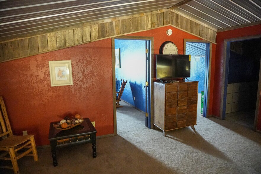 More Photos Of 1122 Douglas Ave, Beaver Hotel For Sale