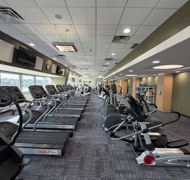 More Photos Of 5901 West Side Ave, North Bergen Office For Lease