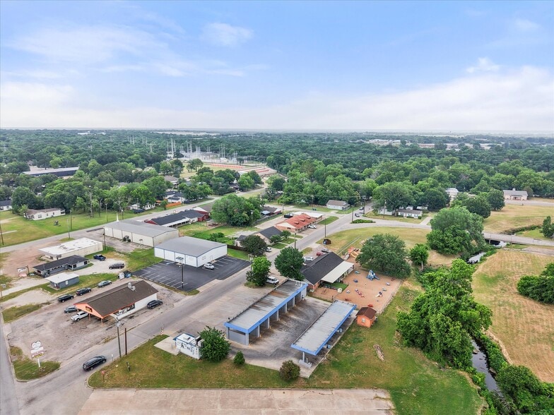 More Photos Of 223 Oaklawn Ave, Corsicana Carwash For Sale