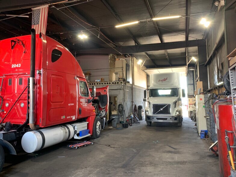 More Photos Of 4206 W Shirley Ln, Alsip Truck Terminal For Sale