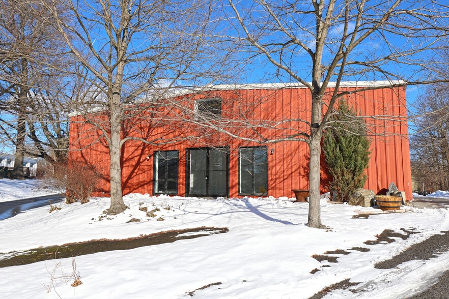 More Photos Of 9 Hanna Ln, Beacon Warehouse For Lease