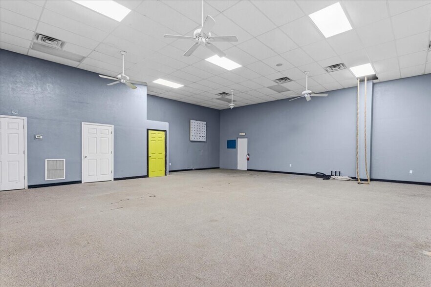 More Photos Of 15043 Main St, Alachua Showroom For Sale