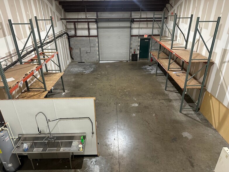 More Photos Of 3653 Regent Blvd, Jacksonville Flex For Lease