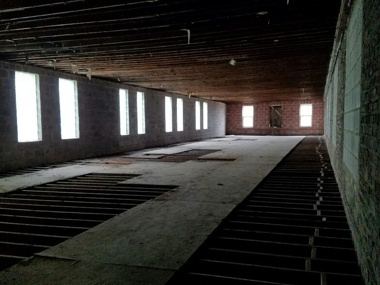 More Photos Of 3130-3136 W Chicago Ave, Chicago Showroom For Sale