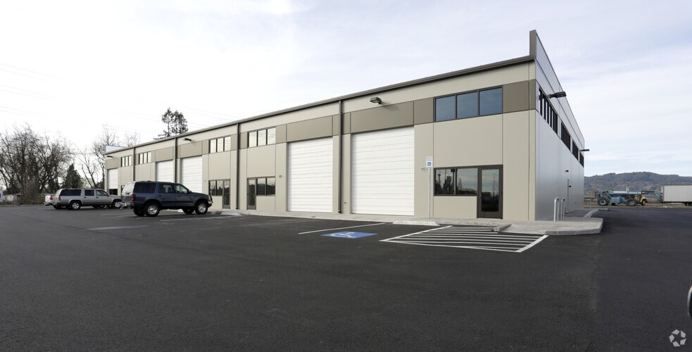 More Photos Of 630 30th St, Springfield Warehouse For Lease