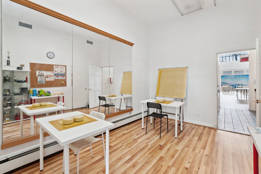 More Photos Of 424 W 49th St, New York Apartments For Sale