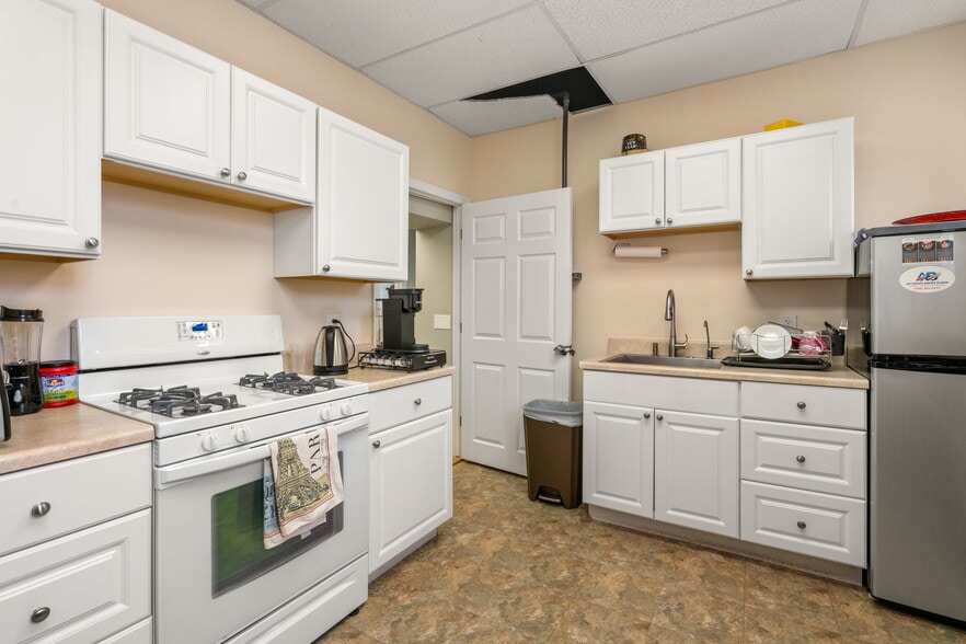 More Photos Of 655 Saw Mill Brook Pky, Newton General Retail For Sale