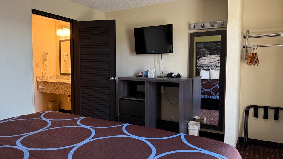 More Photos Of 2055 E 5th St, Metropolis Hotel For Sale