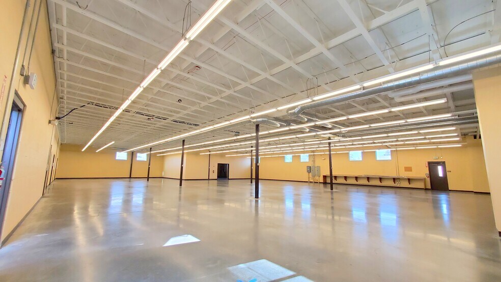 More Photos Of 3875 N Schreiber Way, Coeur d'Alene Warehouse For Sale