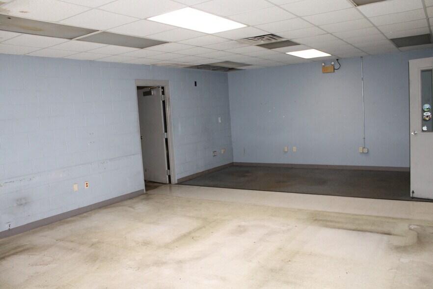 More Photos Of 121 Industrial Dr, Dekalb Manufacturing For Sale