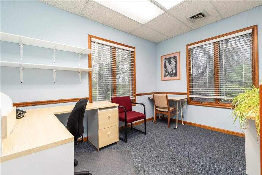 More Photos Of 10623 Crestwood Dr, Manassas Office For Sale