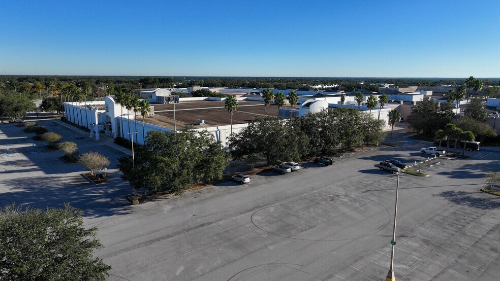 More Photos Of 3520 US Highway 98 N, Lakeland Department Store For Sale