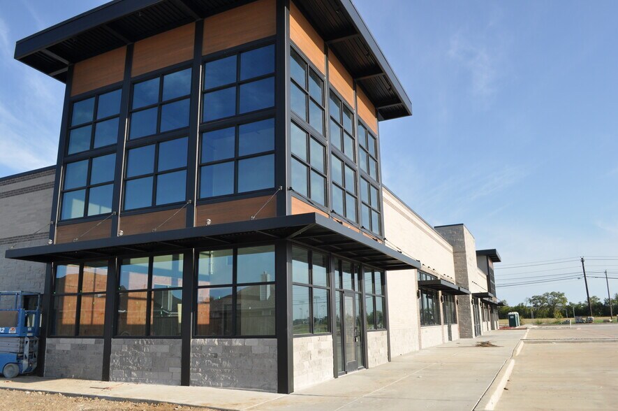 More Photos Of 590 W Frontier Pky, Celina Storefront Retail Office For Lease