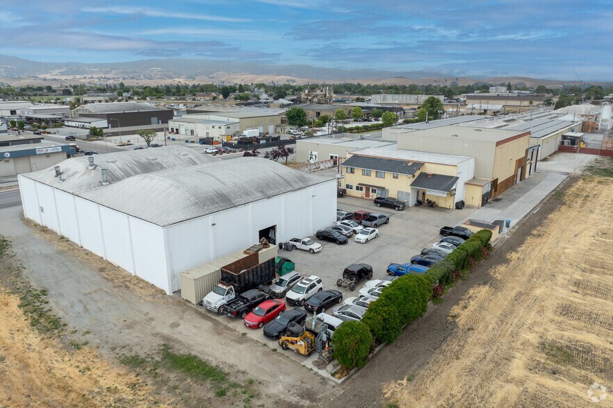 More Photos Of 320 Hillcrest Rd, Hollister Showroom For Sale