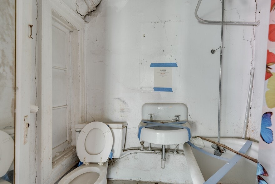 More Photos Of 122 Hoyt St, Brooklyn Multifamily For Sale