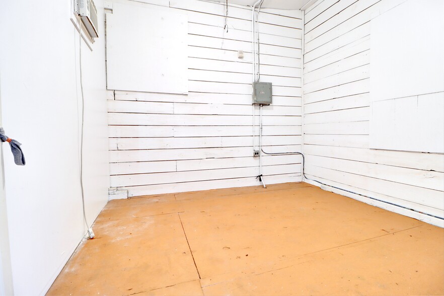 More Photos Of 1059 Wyckoff Ave, Ridgewood Flex For Lease