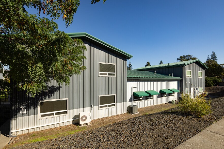 More Photos Of 200 N Wasco Ct, Hood River Warehouse For Lease