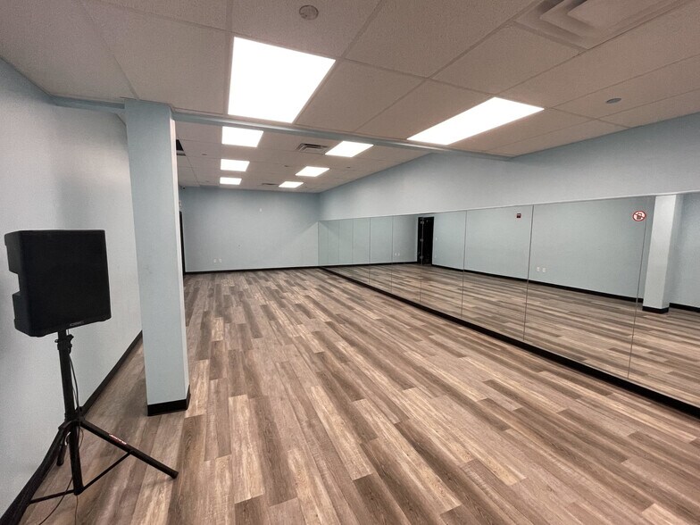 More Photos Of 6209 W North Ave, Oak Park Freestanding For Sale