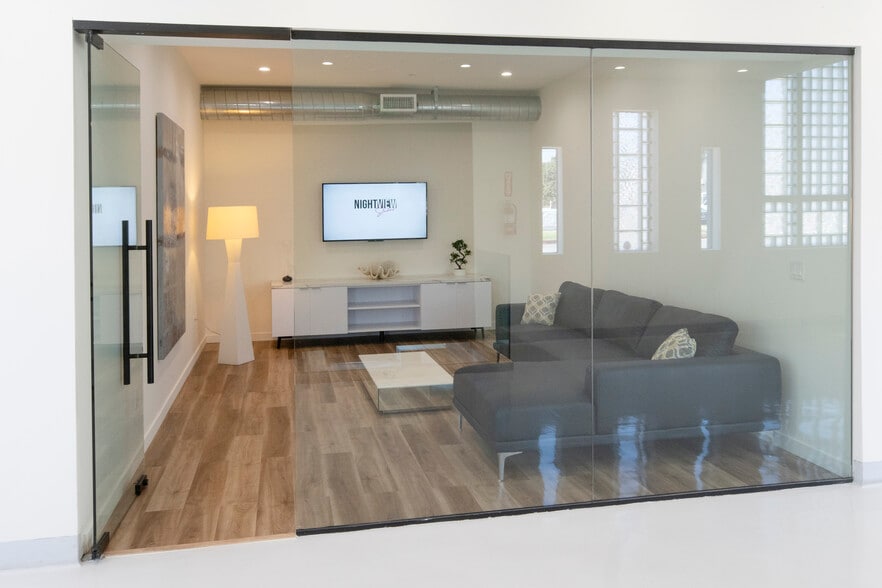 More Photos Of 10824 Burbank Blvd, North Hollywood Warehouse For Lease