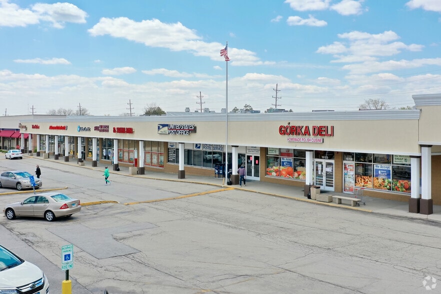 More Photos Of 15118-15128 S La Grange Rd, Orland Park Department Store For Lease