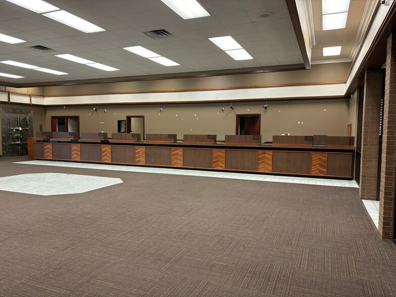 More Photos Of 327 S Ash St, Malvern Bank For Sale