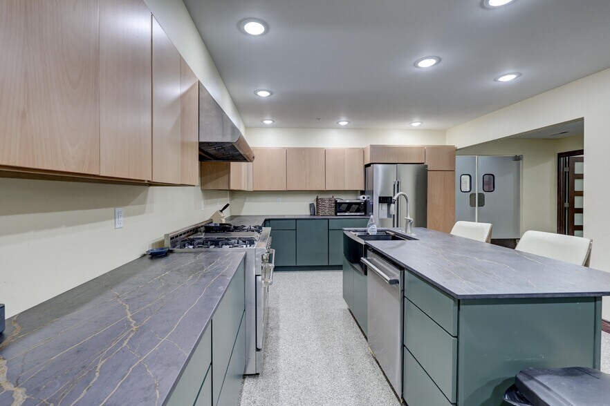 More Photos Of 102 S Wall Ave, Joplin General Retail For Lease