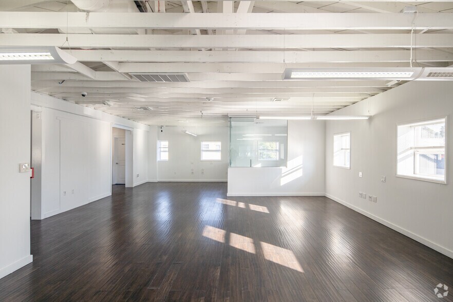 More Photos Of 900 N Western Ave, Los Angeles Showroom For Sale