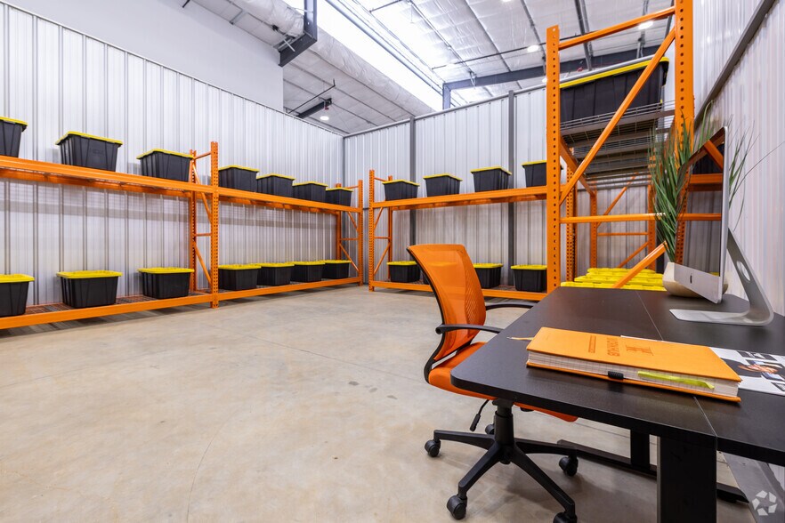 More Photos Of 1027 Outpost Dr, Conroe Showroom For Lease