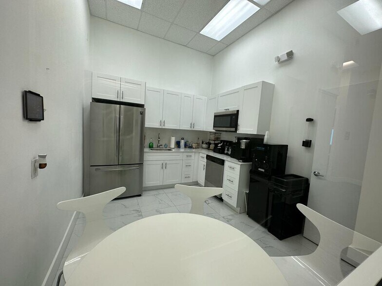 More Photos Of 423-425 NW 10th Ter, Hallandale Beach Light Manufacturing For Lease