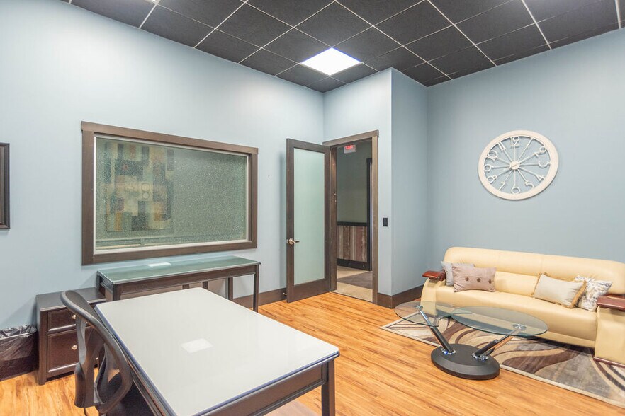 More Photos Of 170 N Perry Rd, Plainfield Freestanding For Lease